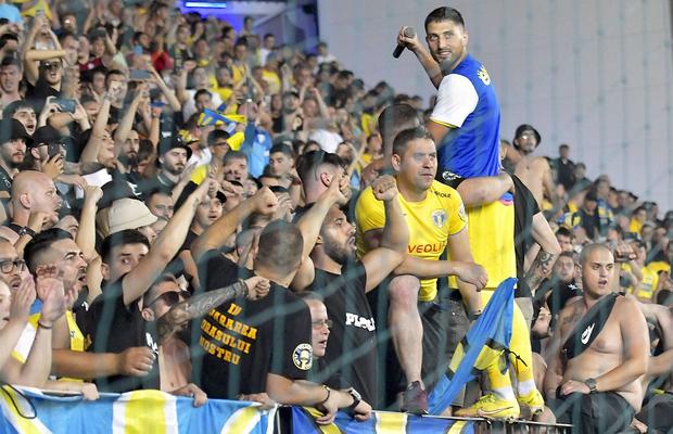 Mesaj agățat în noapte pe Podul Grant » Ce au scris ultrașii ploieșteni înainte de Rapid - Petrolul