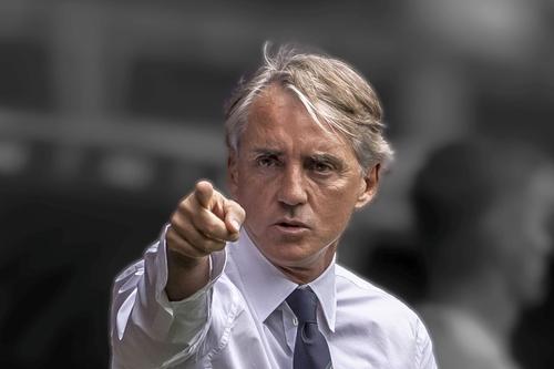 Tehnicianul Roberto Mancini (58 ani) și-a dat în această după-amiază demisia din funcția de selecționer al naționalei Italiei. Acum, antrenorul ar fi foarte aproape de a deveni selecționerul naționalei din Arabia Saudită.