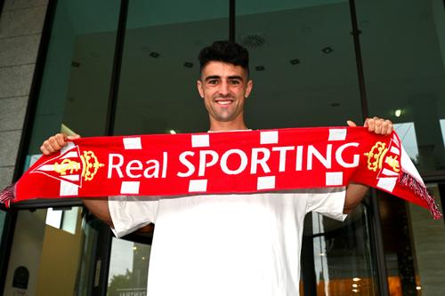 Alexandru Pașcanu (24 de ani, fundaș central) a fost împrumutat de Ponferradina, echipă care a retrogradat în liga a treia spaniolă la finalul sezonului trecut, la Sporting Gijon, locul 17 în ultima ediție de La Liga 2.