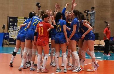 Gata pentru o întâlnire istorică » Voleibalistele „tricolore” se pregătesc pentru meciul cu Italia de marți, cel care va deschide această ediție a Campionatului European