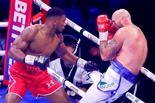 Anthony Joshua a avut nevoie de şapte reprize pentru a-l face KO pe adversarul său finlandez Robert Helenius