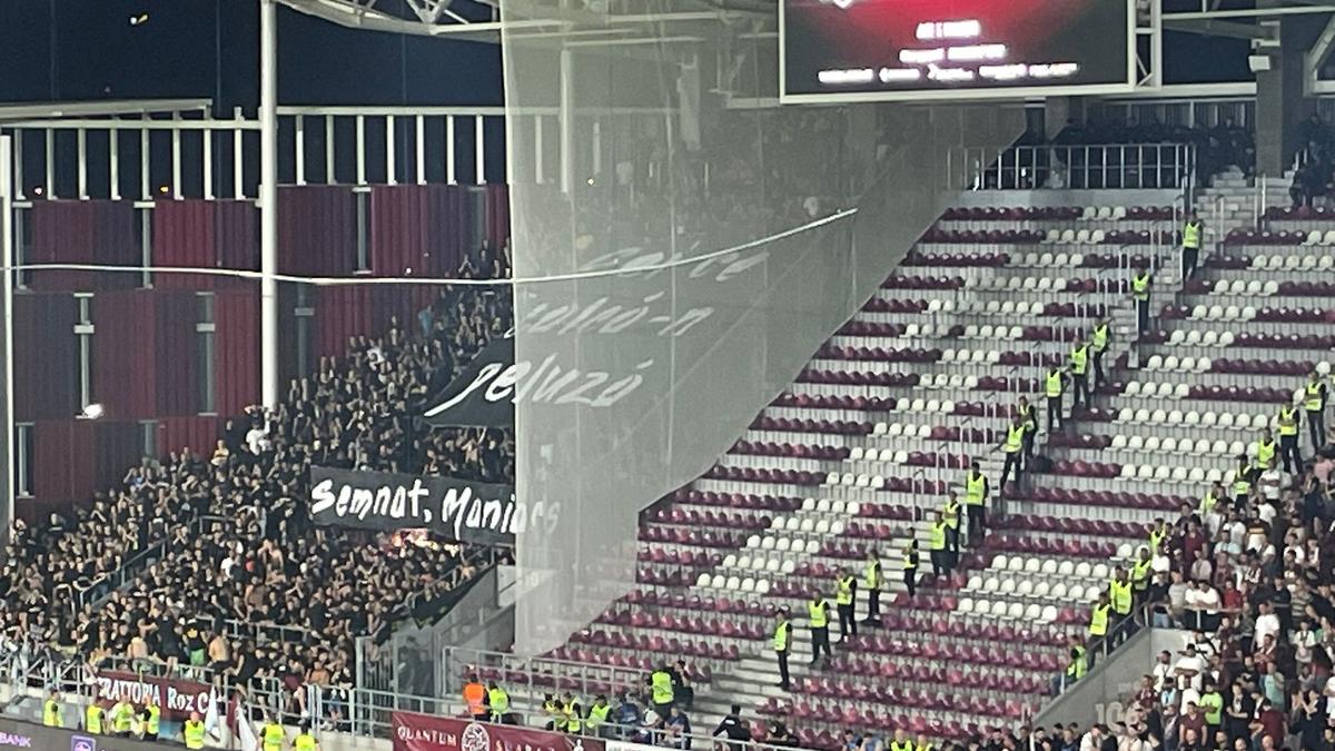 Galeria Petrolului, scenografie rasistă la derby-ul cu Rapid: „Coșmarul vostru” » Cum au răspuns giuleștenii
