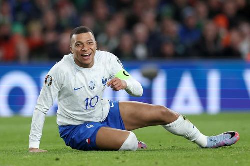 L'Equipe scrie că PSG și Kylian Mbappe, 24 de ani, nu se vor despărți în această vară.