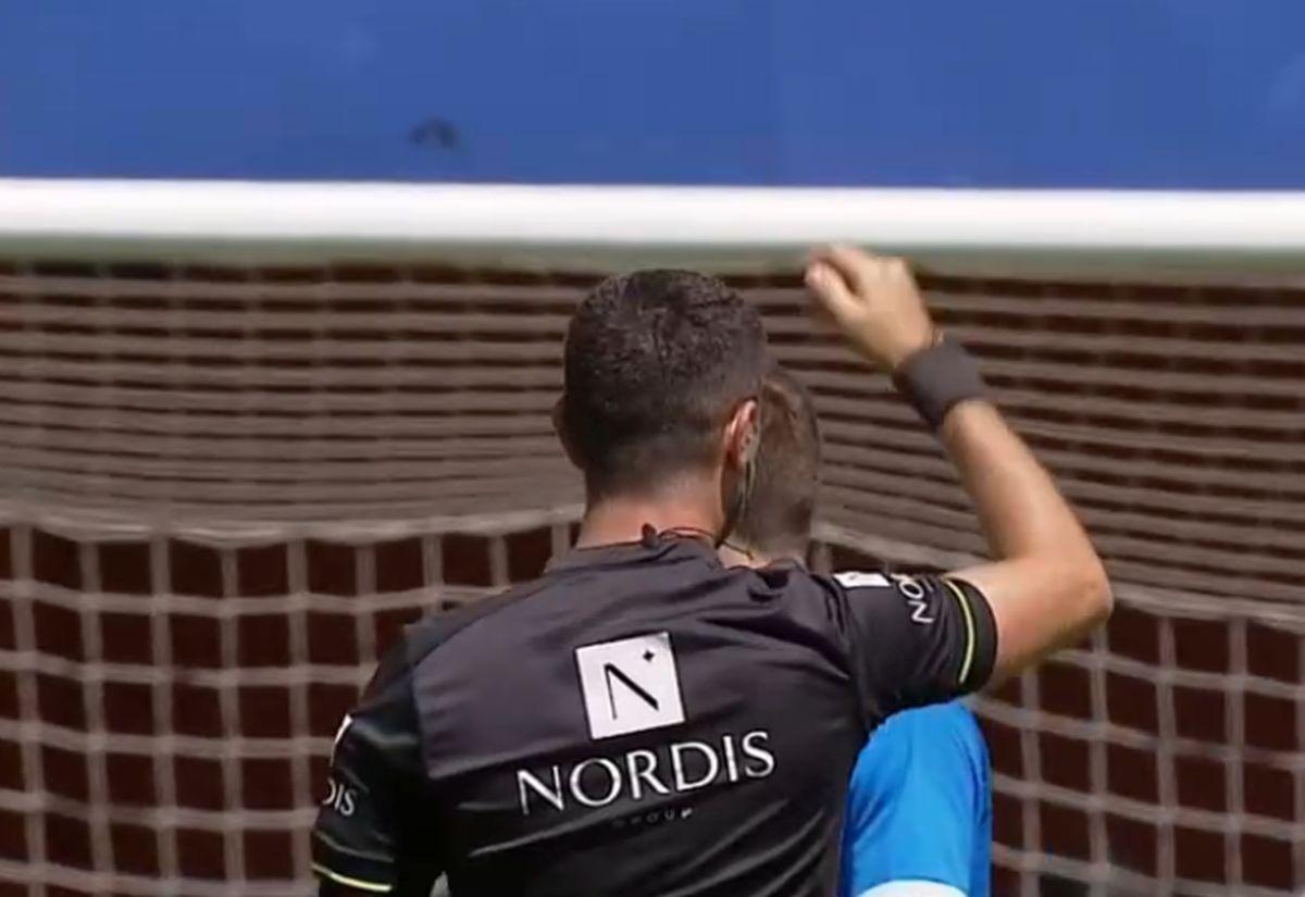 Salvat de arbitri după o gafă de tot râsul în Liga 2