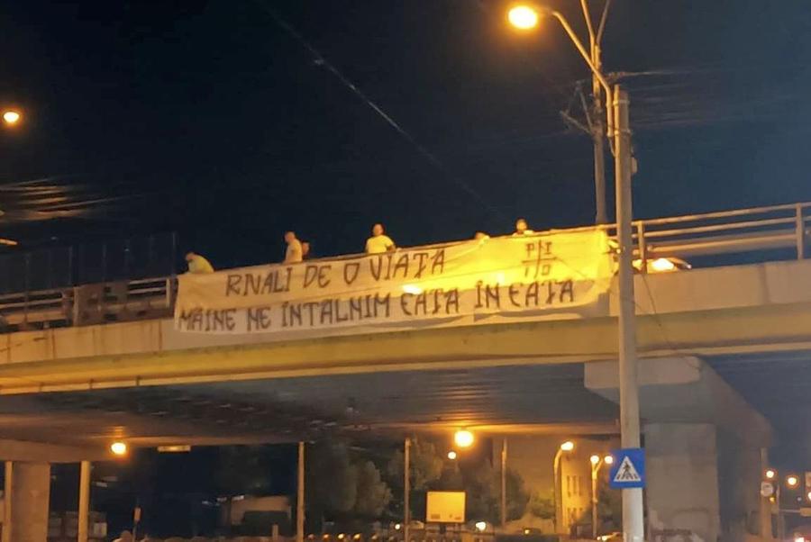 sursă foto: Facebook @ Peluza I Mesaj agățat în noapte pe Podul Grant » Ce au scris ultrașii ploieșteni înainte de Rapid - Petrolul