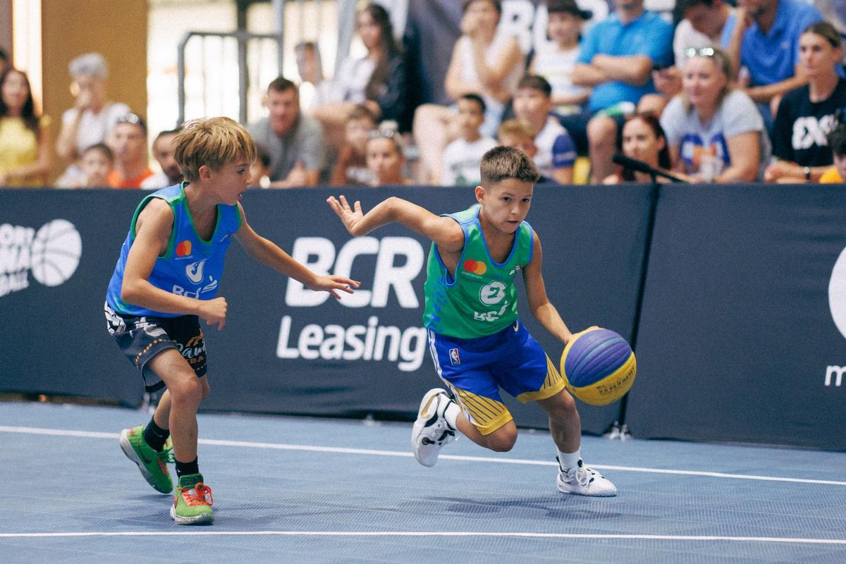 Baschetul 3x3 s-a oprit la Timișoara unde peste 200 de participanți au dat ora exactă sub panou
