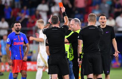 Ce s-a întâmplat pe gazon, imediat după FCSB – Sparta Praga » Incidente, danezul a scos cartonașul roșu