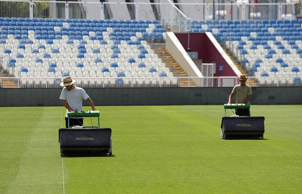 Ilustrată de pe stadionul din Priștina înainte de Drita - FCSB: gazonul e «brici», tribunele sunt departe de teren!