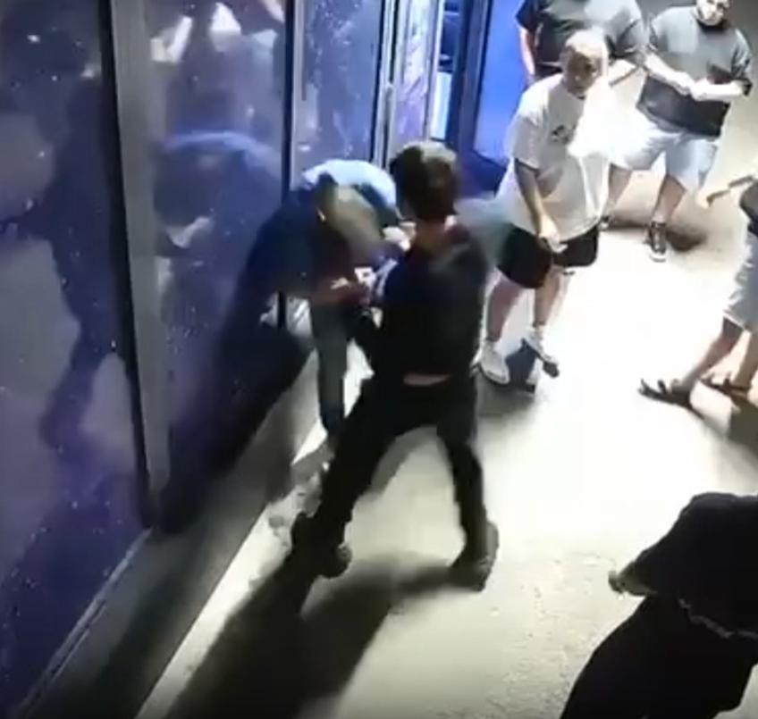 Captură de pe înregistrarea video, în care Renato Nica îl lovește violent pe Bogdan Sava, pe o stradă din Bacău