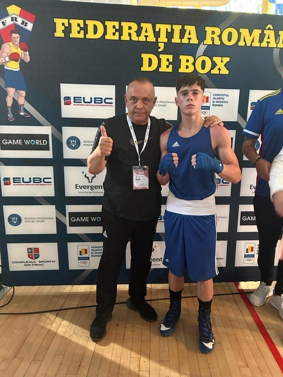 Renato Nica și antrenorul Relu Auraș după o competiție din boxul juvenil. Sursa: facebook/SCMBacău Reglare de conturi la Bacău: boxerul medaliat cu bronz la Europene a fugit din cantonament și l-a bătut în stradă pe un tânăr de 16 ani! Atenție, imagini cu puternic impact emoțional