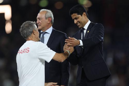 Nasser Al-Khelaifi îl felicită pe antrenorul Luis Enrique pentru triumful din Supercupă / Foto: Imago
