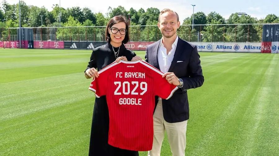 Rouwen Kasper, managerul pe zona de marketing și publicitate la Bayern, oficializează acordul împreună cu reprezentanta Google, Dr. Anne-Katrin Hübel / Foto: FC Bayern Acord de 10 milioane de euro pe sezon cu un gigant IT