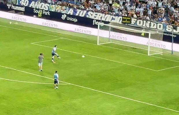 Scene bizare: au bătut penalty cu poarta goală, după ce adversarii plecaseră la vestiare, și au ridicat trofeul!