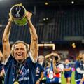 Luis Enrique ridică Supercupa Europei deasupra capului / Foto: Imago