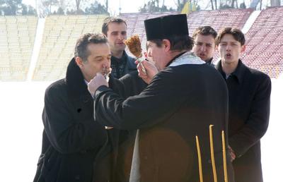 Biserica dictează la FCSB! Patru momente din istoria „roș-albaștrilor” în care Gigi Becali a implicat religia în viața echipei