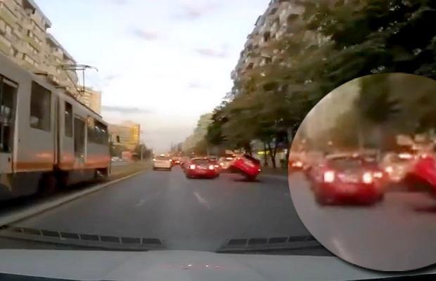 VIDEO Doar în București! A vrut să depășească mașina din față, dar s-a urcat pe ea