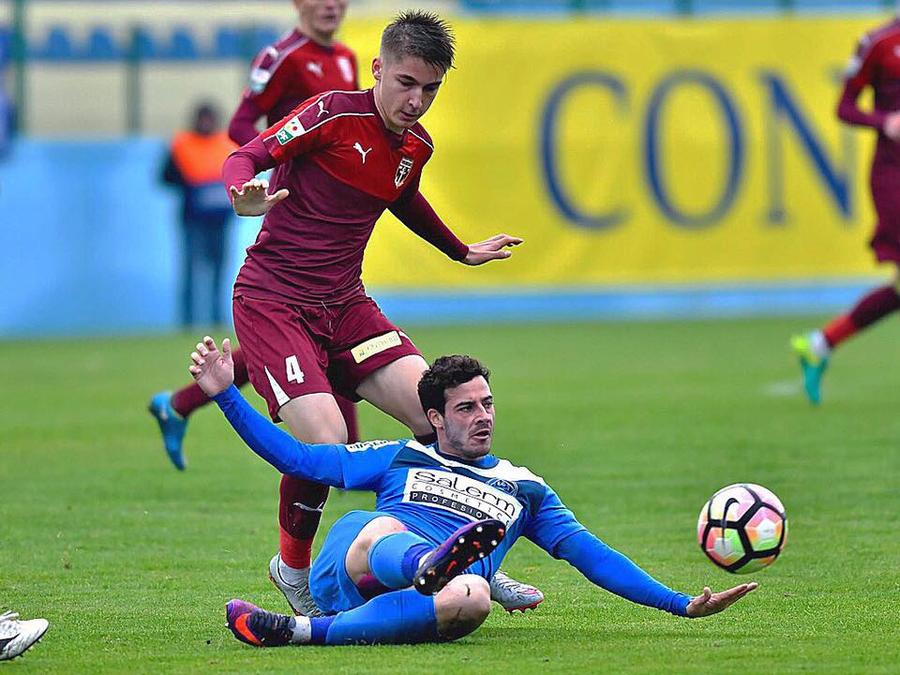 Mircea Leasă (în vișiniu) a fost eroul ilfovenilor la barajul pentru menținerea în Liga 1 cu Chindia, când a transformat penalt-ul decisiv la retur VIDEO+FOTO Imagini de colecție cu Dan Petrescu! Revedere după 16 ani » Copilul care i-a dat să sărute steagul Rapidului a ajuns fotbalist și îl va înfrunta diseară