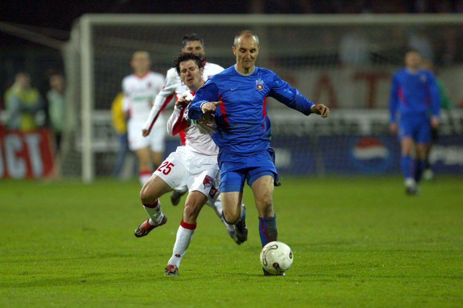 Valeriu Răchită, în tricoul Stelei, în duel cu Iulian Tameș EXCLUSIV Interviu exploziv cu Valeriu Răchită: „Am asistat la nașterea monstrului Becali! FCSB nu mai are legătură cu vechea Steaua”