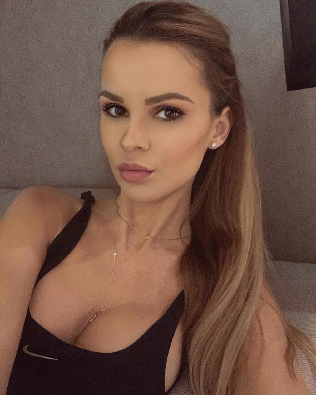 GALERIE FOTO Nimeni nu o poate uita! Zuzana Kollarova e cea mai sexy soție de fotbalist și face senzație în izolare