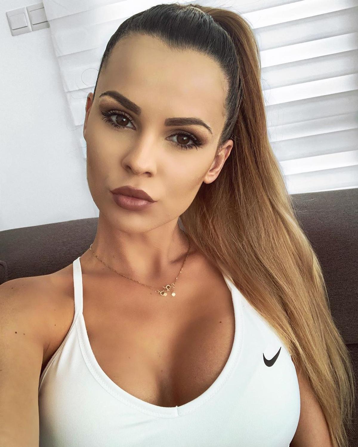 GALERIE FOTO Nimeni nu o poate uita! Zuzana Kollarova e cea mai sexy soție de fotbalist și face senzație în izolare