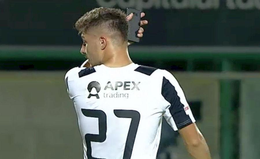 Telefonul găsit de Romario Moise // FOTO: Captură TV Telekom Sport ASTRA - SEPSI 2-2. FOTO Secvențe stranii în timpul meciului de la Giurgiu: „Bănuiesc că n-a jucat cu el sub apărătoare”