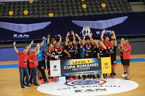 Dinamoviștii au de ce să se bucure. Au început sezonul cu două trofee noi FOTO Raed Krishan