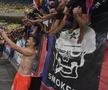 Jucătorii FCSB, bucurie alături de fani după victoria cu Dinamo : Foto: fcsb/facebook