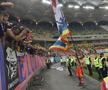 Jucătorii FCSB, bucurie alături de fani după victoria cu Dinamo : Foto: fcsb/facebook