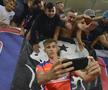 Jucătorii FCSB, bucurie alături de fani după victoria cu Dinamo : Foto: fcsb/facebook