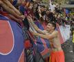 Jucătorii FCSB, bucurie alături de fani după victoria cu Dinamo : Foto: fcsb/facebook