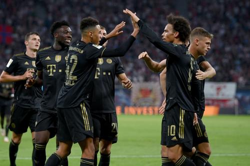 Bayern Munchen aduce pe Camp Nou, pentru disputa cu Barcelona din Liga Campionilor, un jucător în fața căruia tremură cam toți coechipierii săi din ofensivă, Jamal Musiala (18 ani). Thomas Muller a admis: „Într-o zi o să-mi ia locul”.