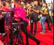Luptătorul Conor McGregor (33 de ani) și raperul Machine Gun Kelly (31 de ani) au fost la un pas de bătaie, chiar pe covorul roșu de la MTV Video Music Awards, gală organizată duminică, în Brooklyn.