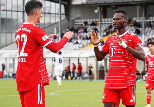 Desire Segbe Azankpo, în dreapta // foto: Twitter @ fcbayerncampus