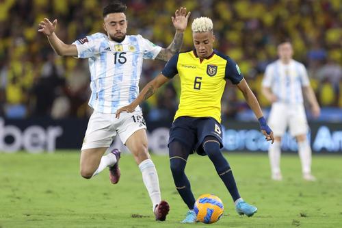 Byron Castillo (dreapta),  recunoaște că s-a născut în Columbia și că un om de afaceri i-a obținut actele falsificate (foto: Guliver/Getty Images)