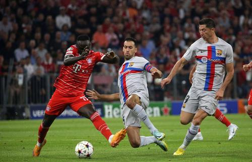 La partida Bayern - Barcelona din grupele Champions League, galeria bavarezilor a prostestat împotriva modificărilor de program efectuate după decesul Reginei Elisabeta a II-a.