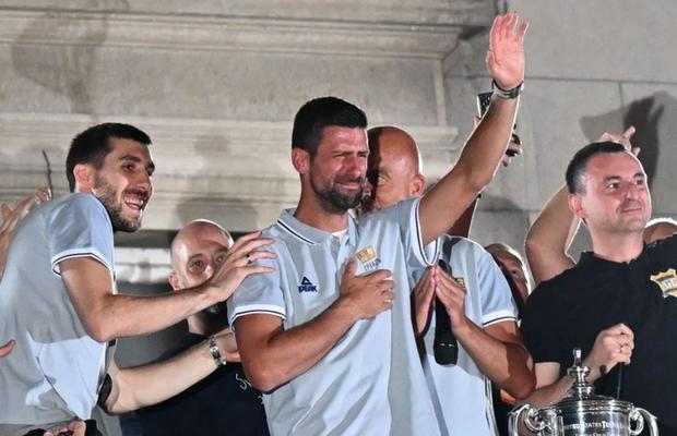 Imagini impresionante » Novak Djokovic a plâns în hohote la revenirea în Serbia: „Tremur, nu știu ce să spun”