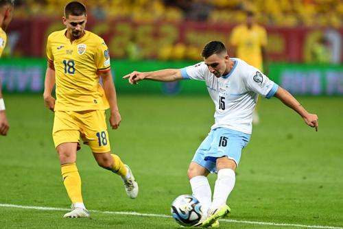 Oscar Gloukh, în duel cu Răzvan Marin // Foto: Imago
