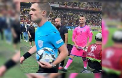 Nu s-a văzut la TV » Portarul lui Kosovo, semne obscene către fanii României după finalul meciului