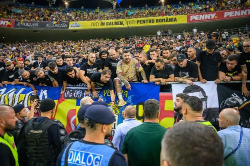 Partida România - Kosovo a fost întreruptă temporar din cauza comportamentului ultrașilor