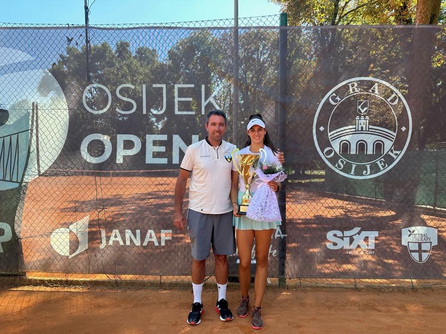 Anca Todoni și antrenorul Adrian Cruciat cu trofeul de la Osijek Foto Instagram Anca Todoni, cea mai importantă victorie a carierei! E în „sferturi” la București și povestește cum a progresat în 2023