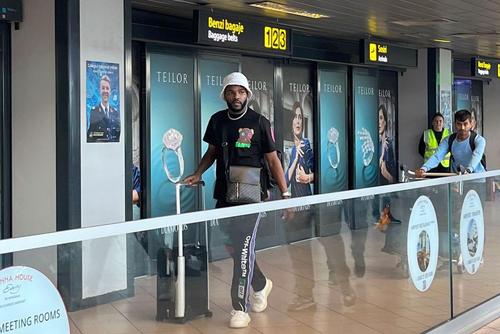 Aaron Boupendza a ajuns la București, foto: Carmen Dumitru