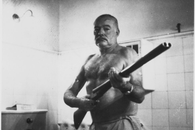 „A mitraliat rechinii, dar s-a împușcat în ambele picioare” » Povestea „nebunului” Ernest Hemingway și a pasiunii pentru sport: „Există doar 3 sporturi pe lumea asta, restul sunt jocuri”