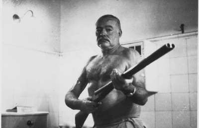 „A mitraliat rechinii, dar s-a împușcat în ambele picioare” » Povestea „nebunului” Ernest Hemingway și a pasiunii pentru sport: „Există doar 3 sporturi pe lumea asta, restul sunt jocuri”