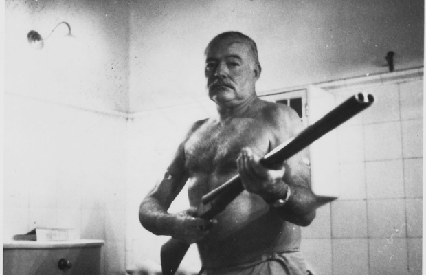 „A mitraliat rechinii, dar s-a împușcat în ambele picioare” » Povestea „nebunului” Ernest Hemingway și a pasiunii pentru sport: „Există doar 3 sporturi pe lumea asta, restul sunt jocuri”
