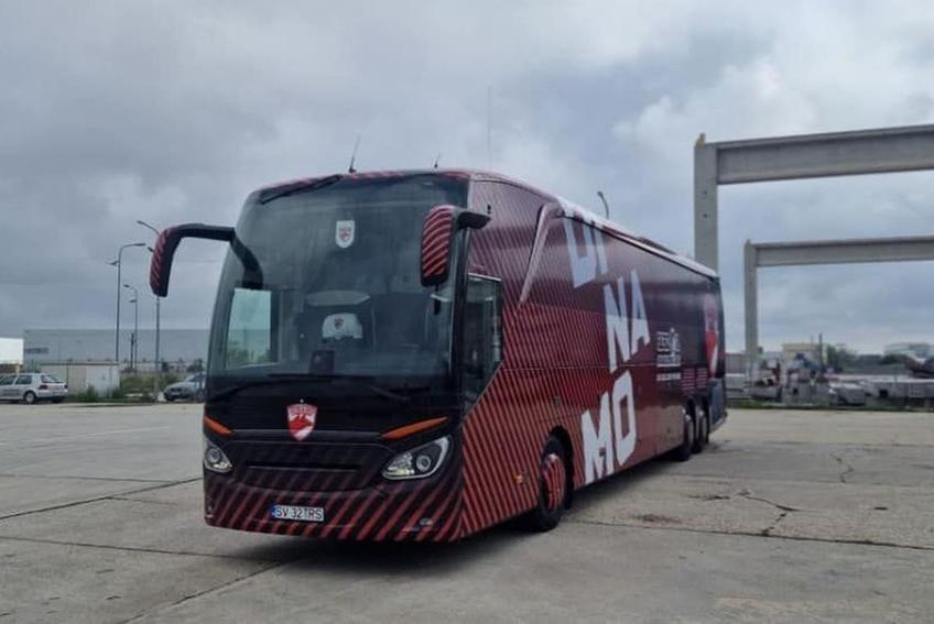 Fotbaliștii de la Dinamo inaugurează în această seară noul autocar, la partida cu Unirea Slobozia, care se va juca de la 21:00, în runda #9 din Superliga. Suporterii „câinilor” au constatat un detaliu care i-a enervat.