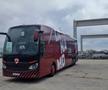 Fotbaliștii de la Dinamo inaugurează în această seară noul autocar, la partida cu Unirea Slobozia, care se va juca de la 21:00, în runda #9 din Superliga. Suporterii „câinilor” au constatat un detaliu care i-a enervat.