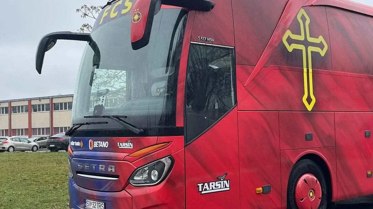 „Câini” cam... vișinii » Noul autocar al lui Dinamo a fost surprins în trafic. Primele imagini