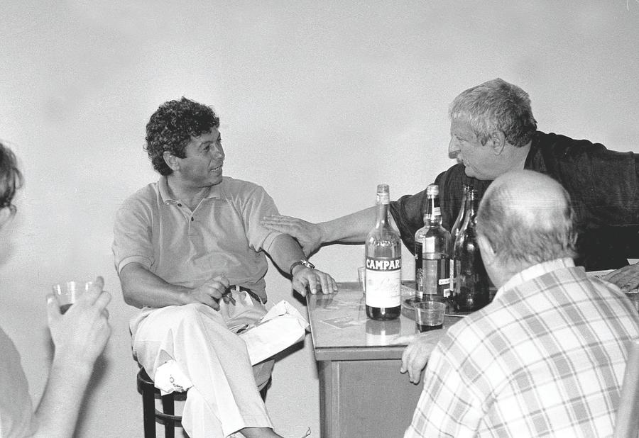 Imagine document din 1983. Mircea Lucescu și Ioan Chirilă FOTO: Arhiva GSP Mircea Lucescu, despre „plăcerea extraordinară de a ne contrazice” la un secol de Gazeta Sporturilor: „Am fost urecheat, pus la colț, pedepsit! Doar pentru că stăteam cu ziarul pe bancă”