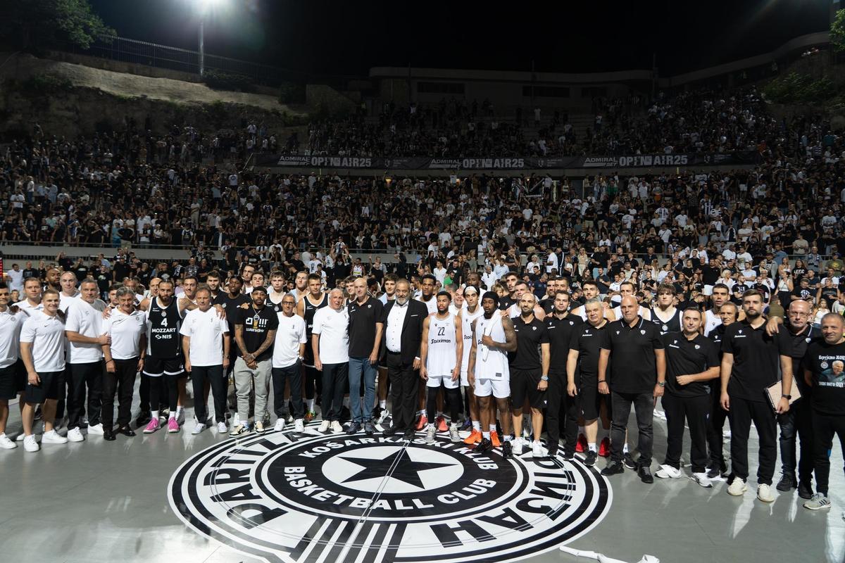 Fanii lui Partizan Belgrad nu se dezmint: torțe și atmosferă incredibilă în timpul unui meci disputat în aer liber, pe Stadionul Tasmajdan