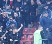 Haos la derby-ul din Germania » Ultrașii i-au atacat pe fotbaliști, poliția a intervenit și a urmat o bătaie generală